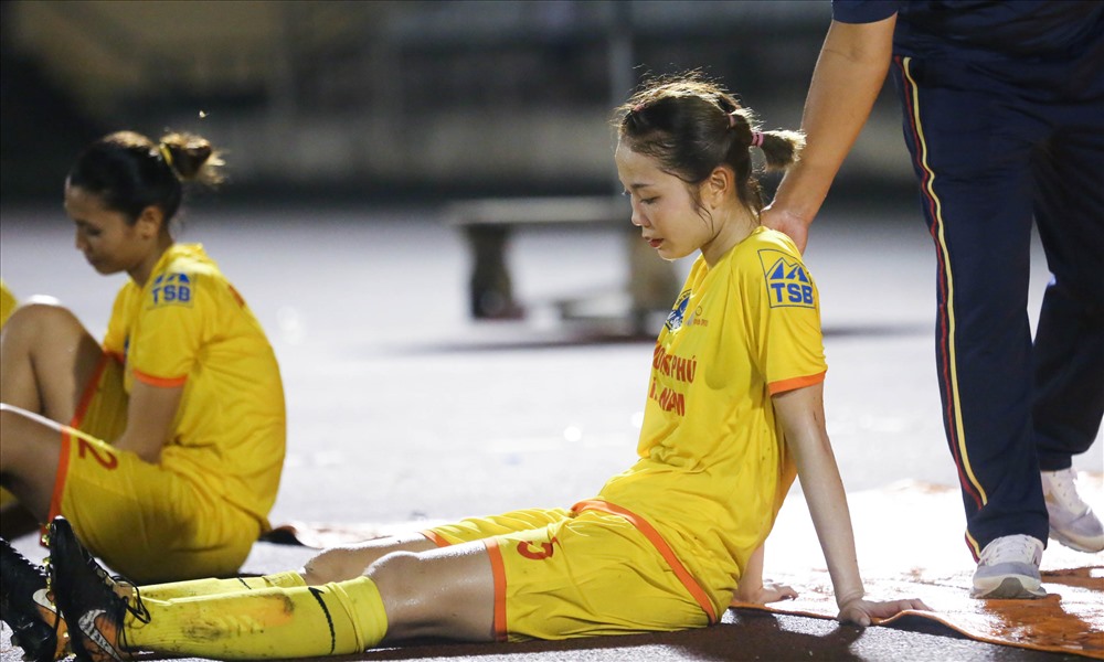 Các cô gái Phong Phú Hà Nam gục ngã bên ngoài đường pitch khi trận đấu kết thúc.