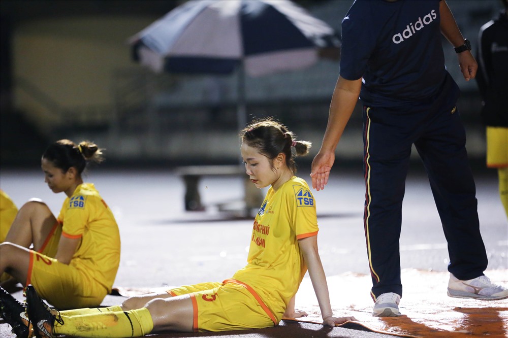 Thanh Lâm không thể giấu nỗi buồn khi cô và các đồng đội bỏ lỡ quá nhiều cơ hội ghi bàn định đoạt trận đấu.