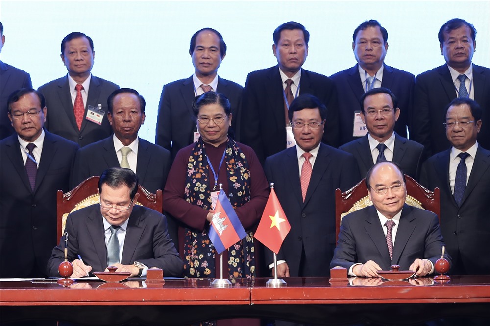 Thủ tướng Nguyễn Xuân Phúc và Thủ tướng Campuchia Hun Sen ký kết văn kiện pháp lý ghi nhận thành quả công tác phân giới cắm mốc biên giới trên đất liền giữa hai nước. Ảnh: Sơn Tùng.