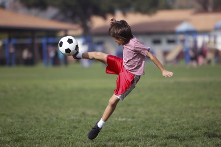 Hướng dẫn trẻ luyện tập thể thao nhiều để tăng cường tình cảm kết nối với gia đình.