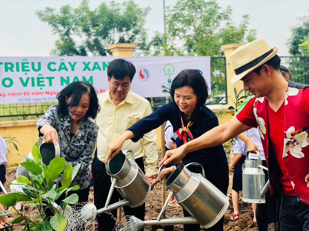 Đồng chí Trương Thị Mai - Ủy viên Bộ Chính trị, Bí thư Trung ương Đảng, Trưởng ban Dân vận Trung ương cùng các đại biểu trồng cây tại trường Tiểu học Tiên Dược B. Ảnh: Nguyễn Hà
