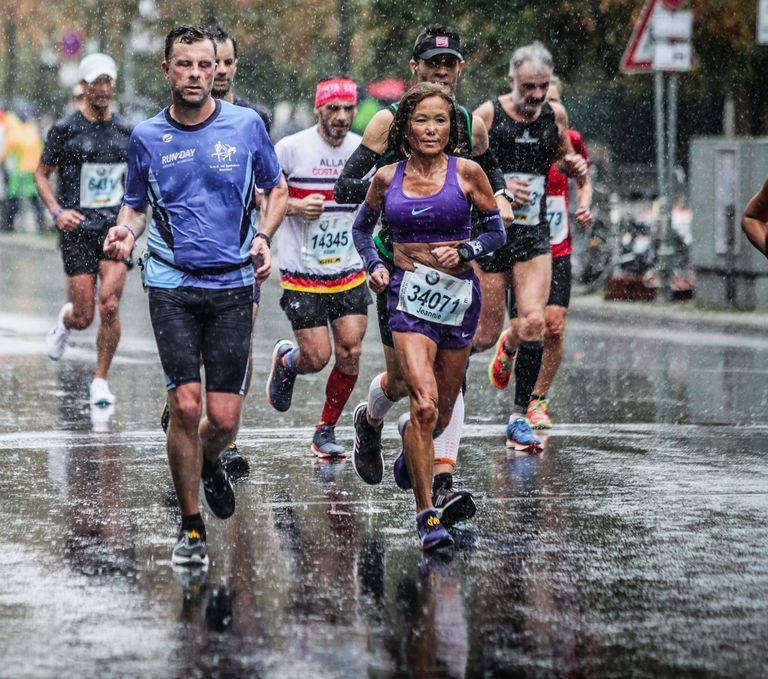 Bà Jeannie Rice, giành chiến thắng đồng thời lập KLTG nhóm tuổi trên 70 nữ. Mục tiêu của bà là cải thiện thành tích và chiến thắng ở 3 giải marathon lớn còn lại trong “Big 6“: London Marathon, Tokyo Marathon, New York City Marathon. Ảnh: Sportograf