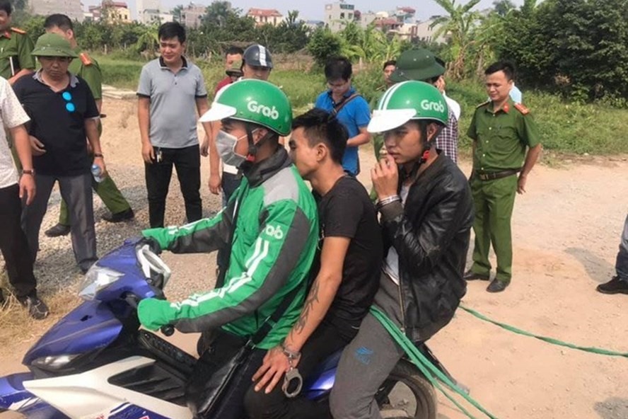 Công an tiến hành thực nghiệm hiện trường vụ tài xế Grab bị sát hại. Ảnh: CN