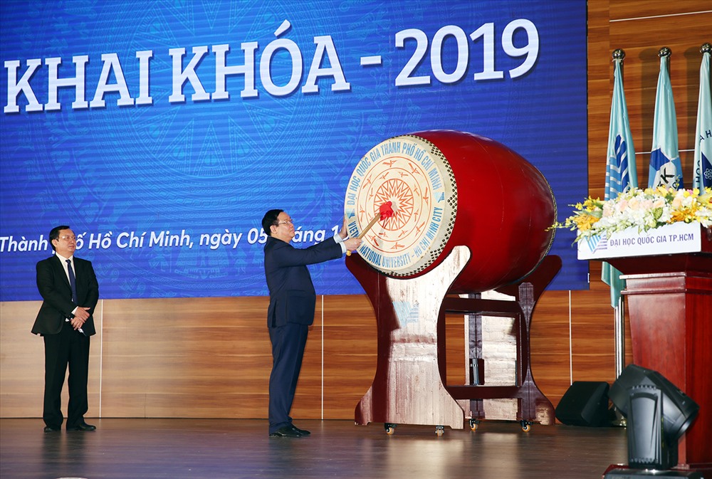 Phó Thủ tướng Vương Đình Huệ đánh trống Khai khóa năm học 2019-2020 của Đại học Quốc gia TP HCM. Ảnh Thành Chung
