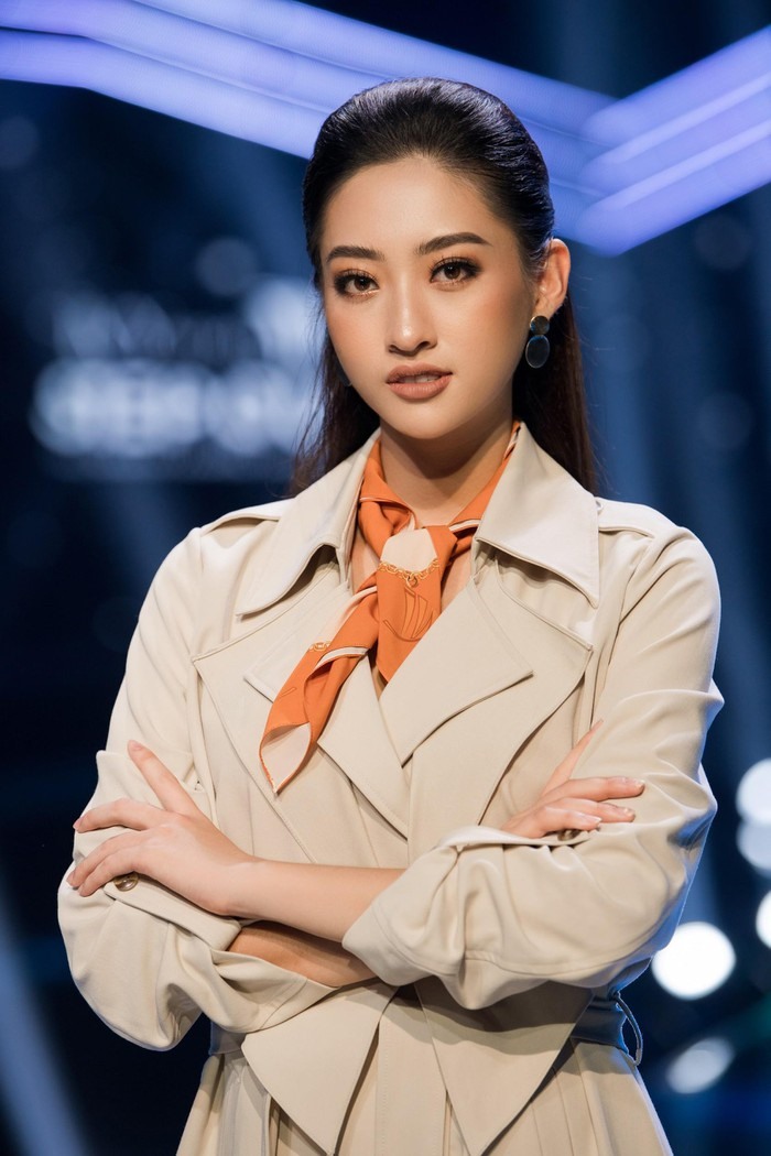 Tới tham dự show diễn tời trang tối qua còn có Hoa hậu thế giới Việt Nam 2019 Lương Thuỳ Linh. Cô vừa từ Cao Bằng trở về. Ảnh: IVMD.
