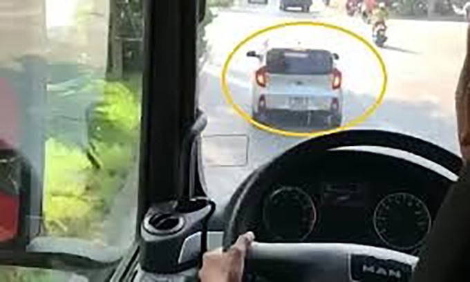 Hình ảnh tài xế ôtô cố tình không nhường đường. Ảnh cắt từ clip