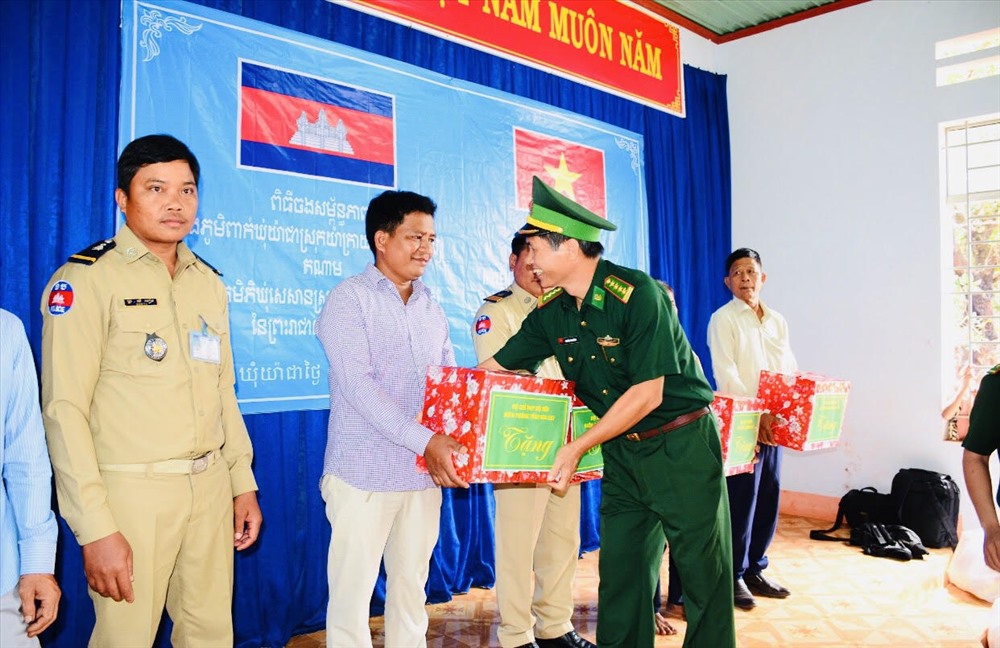 Bộ đội Biên phòng Việt Nam trao tặng quà cho người dân Campuchia. Ảnh Quang Hồi - Đình Văn