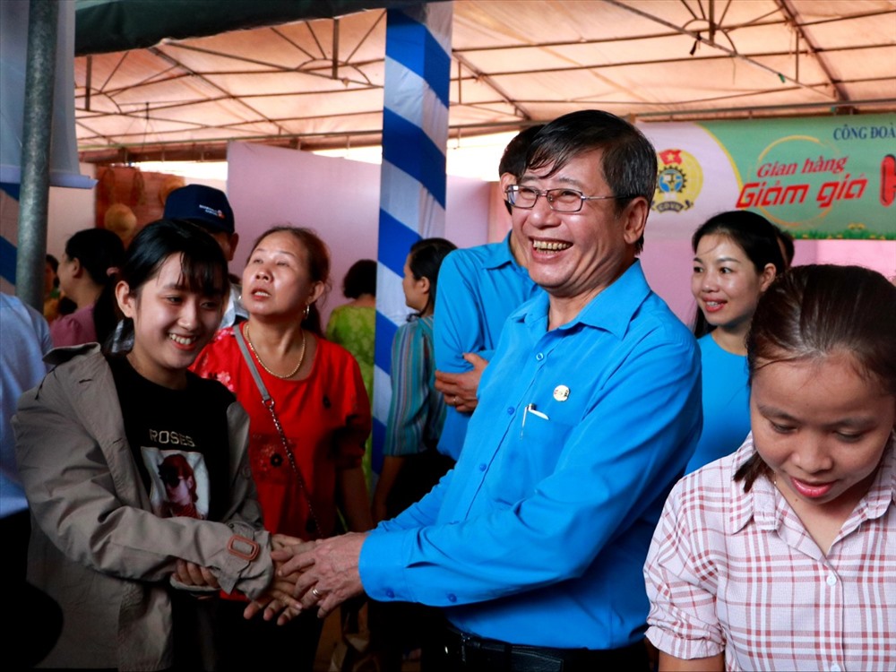 Ông Trần Thanh Hải - Phó Chủ tịch Thường trực Tổng Liên đoàn Lao động Việt Nam đến từng gian hàng chung vui ngày hội cùng đoàn viên, người lao động.