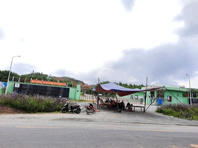 Việc người dân thôn Nam Xuân Sơn chặn cổng Nhà máy rác này đã diễn ra nhiều lần.