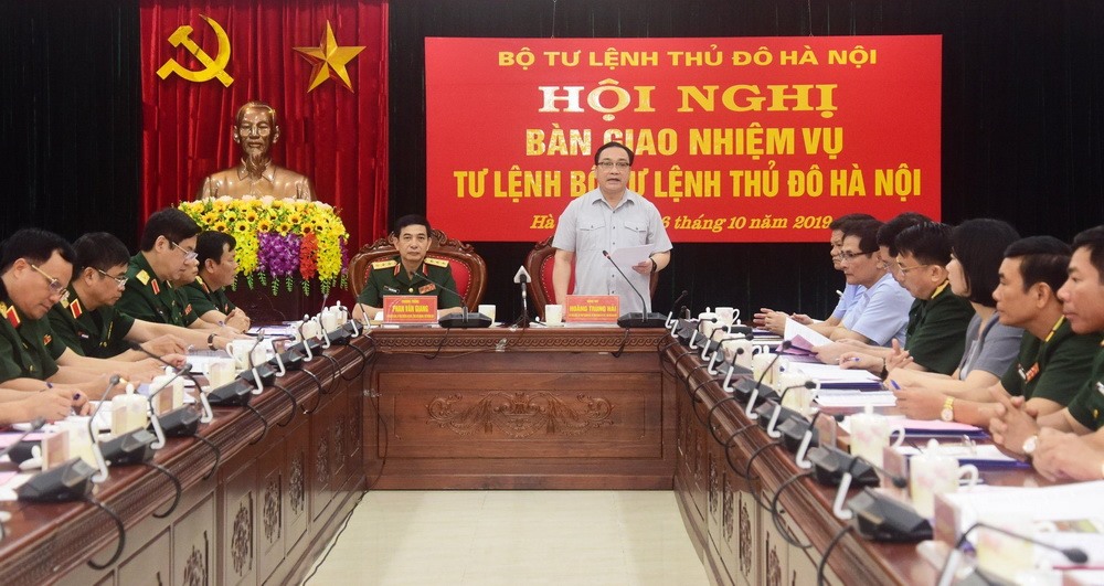 Hội nghị bàn giao nhiệm vụ Tư lệnh Bộ Tư lệnh Thủ đô Hà Nội. Ảnh: Viết Thành