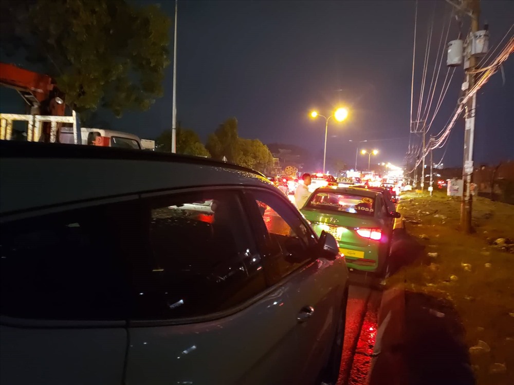 Quốc lộ 1K kẹt xe kéo dài trong đêm 6.10_Ảnh: HAC