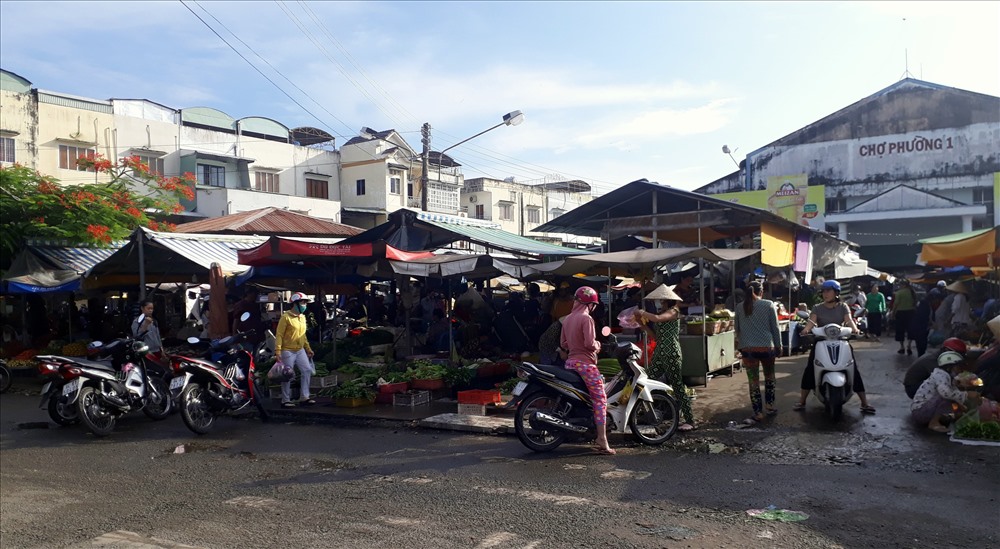 Chợ Phường 1 được xây dựng từ năm 2003, xung quanh chợ là dãy nhà phố (ảnh Nhật Hồ)