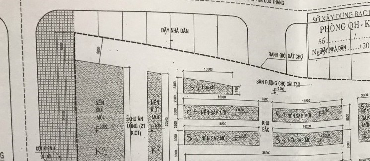 Theo quy hoạch được duyệt, việc cải tạo sửa chữa được xây thêm dãy kiot mới trên lói đi nội bộ, đường dành cho Phòng cháy chửa cháy (ảnh Nhật Hồ)