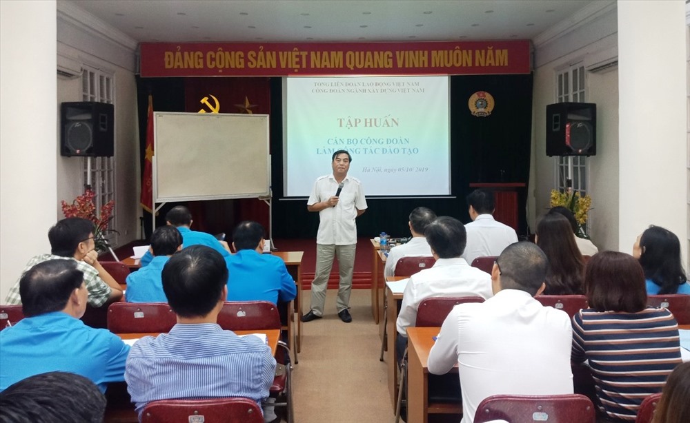 Đồng chí Nguyễn Văn Tâm trao đổi các nội dung tại lớp tập huấn
