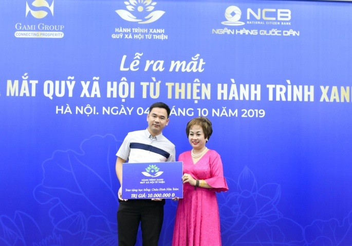 Lãnh đạo Tập đoàn Gami trao học bổng cho cháu Đinh Hữu Toàn. Ảnh: NCB