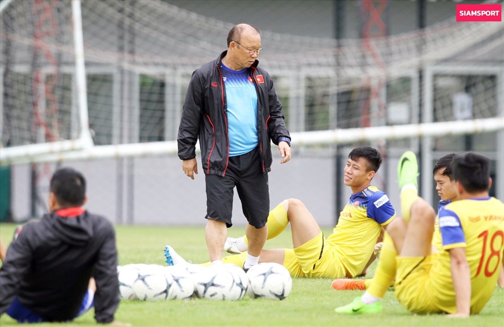 Huấn luyện viên Park Hang-seo chỉ có 2 ngày đầy đủ quân số để tập luyện trước khi đối đầu với tuyển Malaysia. Ảnh: Siam Sport
