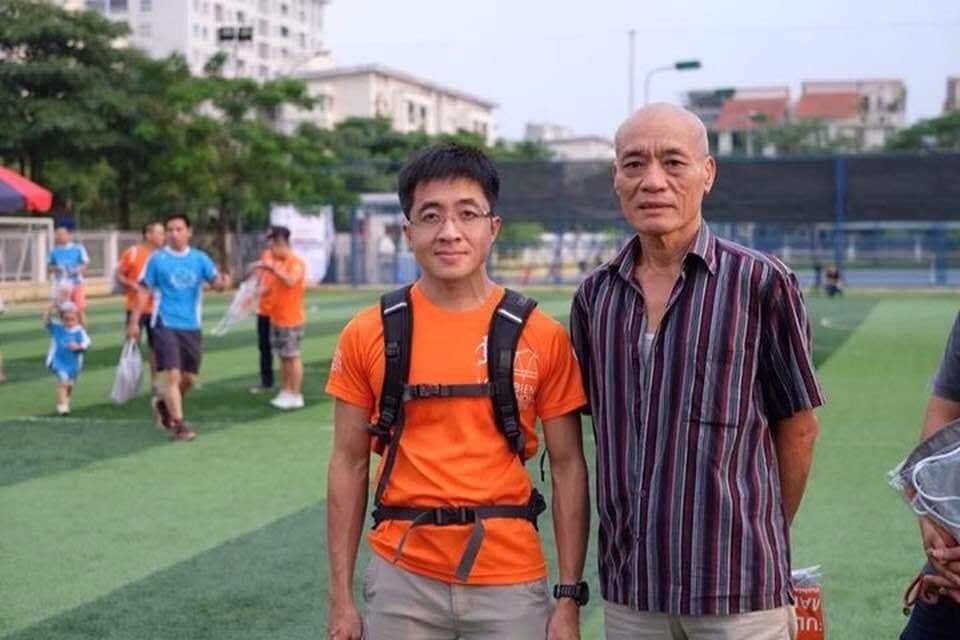 Ông Nguyễn Đỗ Hùng (phải), người cao tuổi chạy marathon nhanh nhất Việt Nam hiên nay, được anh Toàn phát hiện và rủ tập chạy dài. Ảnh: NVCC