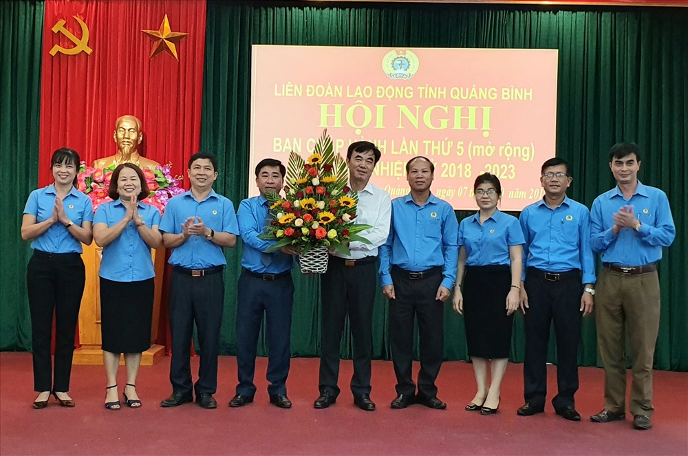 Đại diện các CĐCS, CĐ Ngành, CĐ địa phương tặng hoa chúc mừng ông Nguyễn Lương Bình và ông Phạm Quang Long. Ảnh: Lê Phi Long