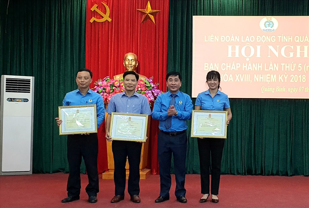 Chủ tịch LĐLĐ Quảng Bình Phạm Quang Long trao bằng khen cho các công đoàn đạt thành tích cao trong các hoạt động kỷ niệm 90 năm Ngày thành lập Công đoàn Việt Nam. Ảnh: Lê Phi Long