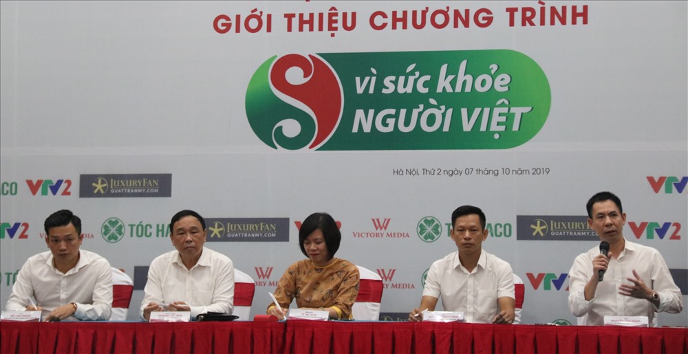 Nhà báo Lê Hải Anh (thứ ba từ trái sang). Ảnh: Nguyễn Hồng.