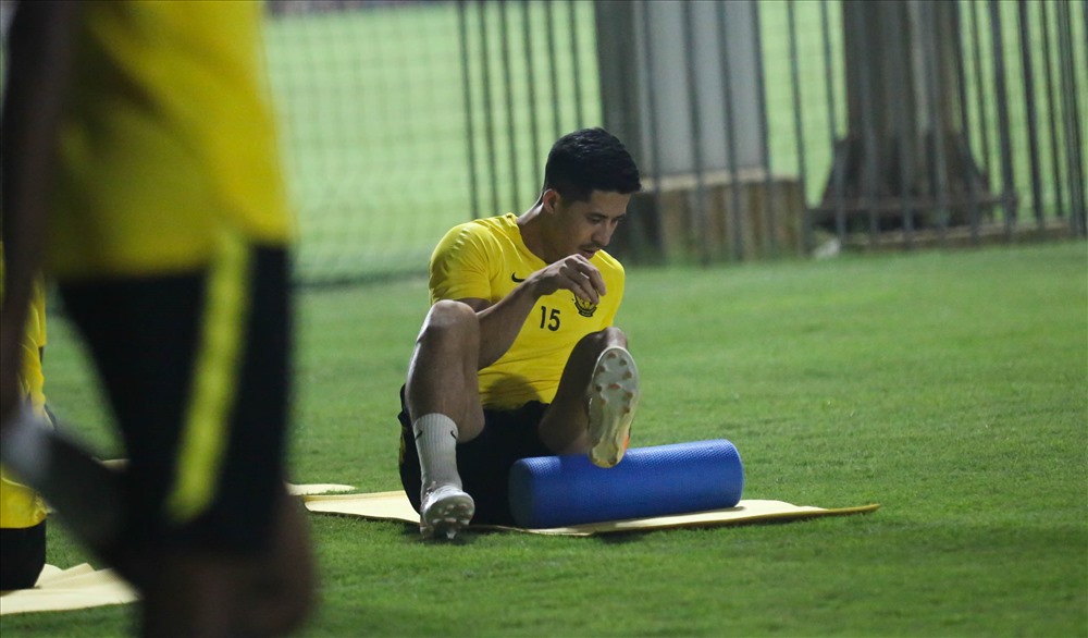 Cầu thủ Malaysia bắt đầu buổi tập bằng con lăn và thảm tập phục hồi.