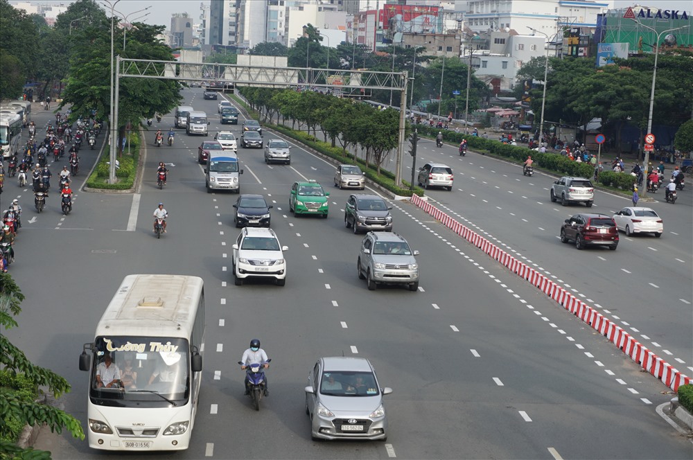 Từ ngày 5.10, dải phân cách trên đường Điện Biên Phủ đoạn giao với đường Nguyễn Văn Thương (quận Bình Thạnh, TP.Hồ Chí Minh) được thiết lập. Người dân lưu thông trên tuyến đường này không thể rẽ trái như trước.