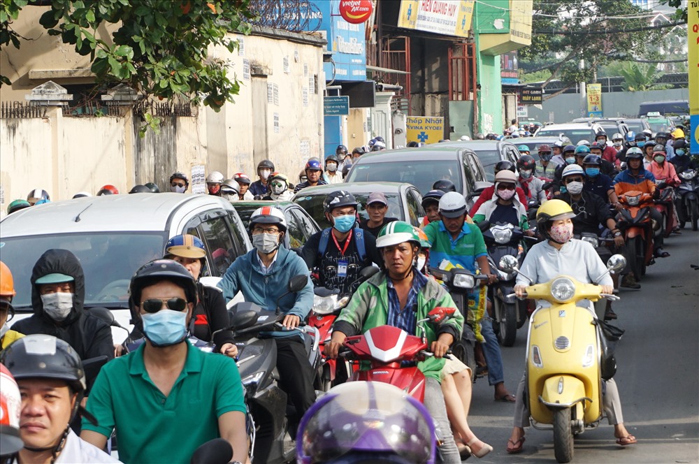 Tại đường Ung Văn Khiêm, rất đông người dân di chuyển từ hướng Nguyễn Hữu Cảnh và Nguyễn Gia Trí qua lại khiến cho cung đường này trở nên quá tải, ùn tắc giao thông cục bộ.