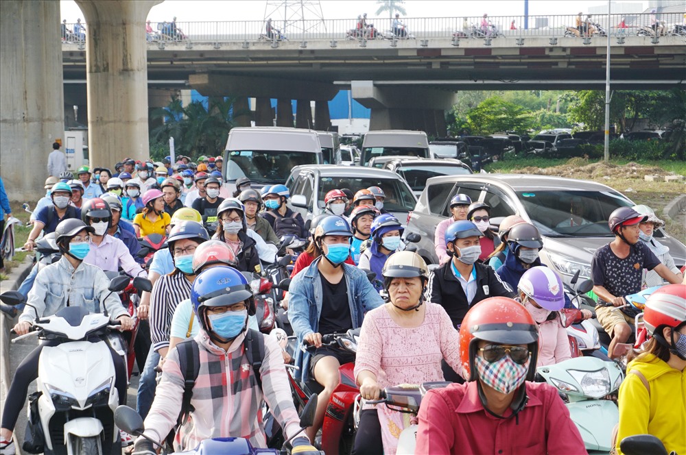 Việc này khiến hàng loạt tuyến đường trong khu vực bị kẹt xe nghiêm trọng. Đoạn đường bị kẹt nghiêm trọng nhất là ngay dạ cầu Sài Gòn vì các phương tiện đổ dồn về đây quy đầu.