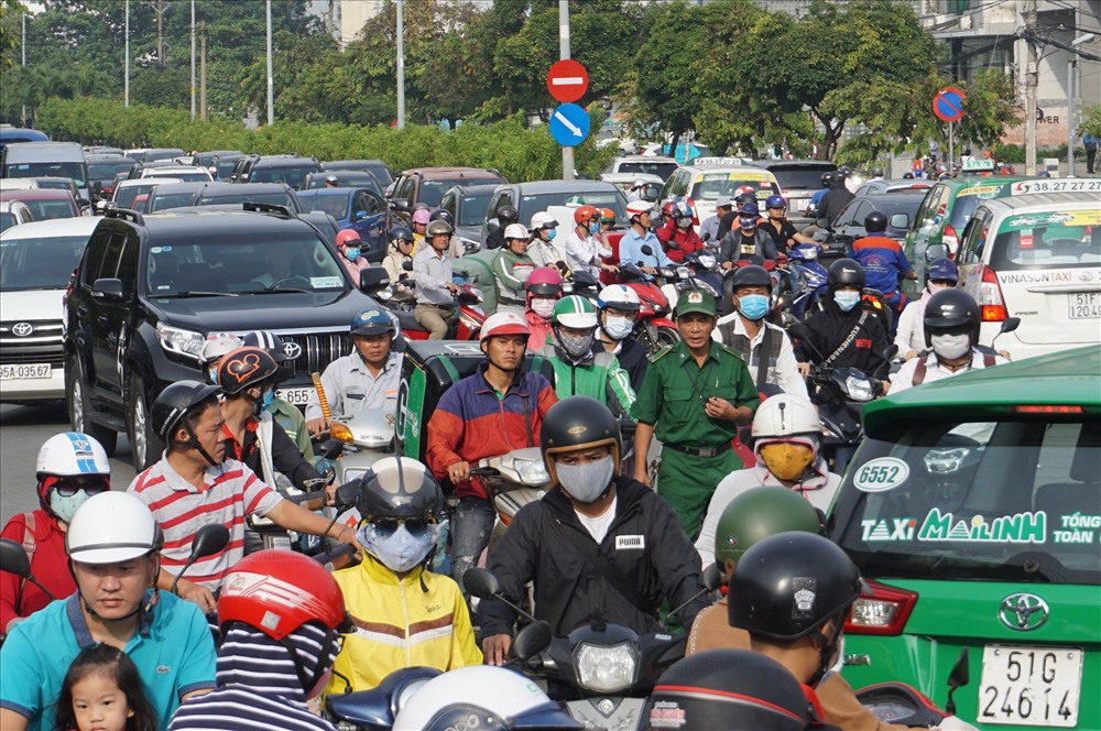 Giao thông hỗn loạn tại nút giao Ung Văn Khiêm và chân cầu vượt Nguyễn Hữu Cảnh.