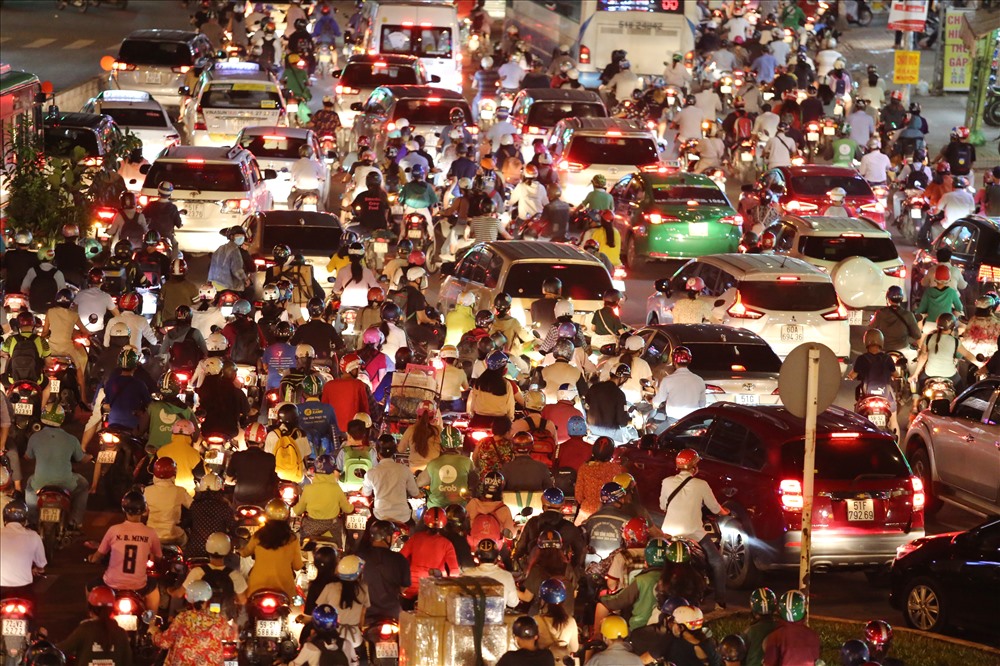 Mặc dù chính quyền đã có lộ trình thay thế cho xe cộ đi lại khi đóng dải phân cách tại giao lộ Điện Biên Phủ - Nguyễn Văn Thương nhưng lượng xe quá đông khiến giao thông tại đây tê liệt hoàn toàn.