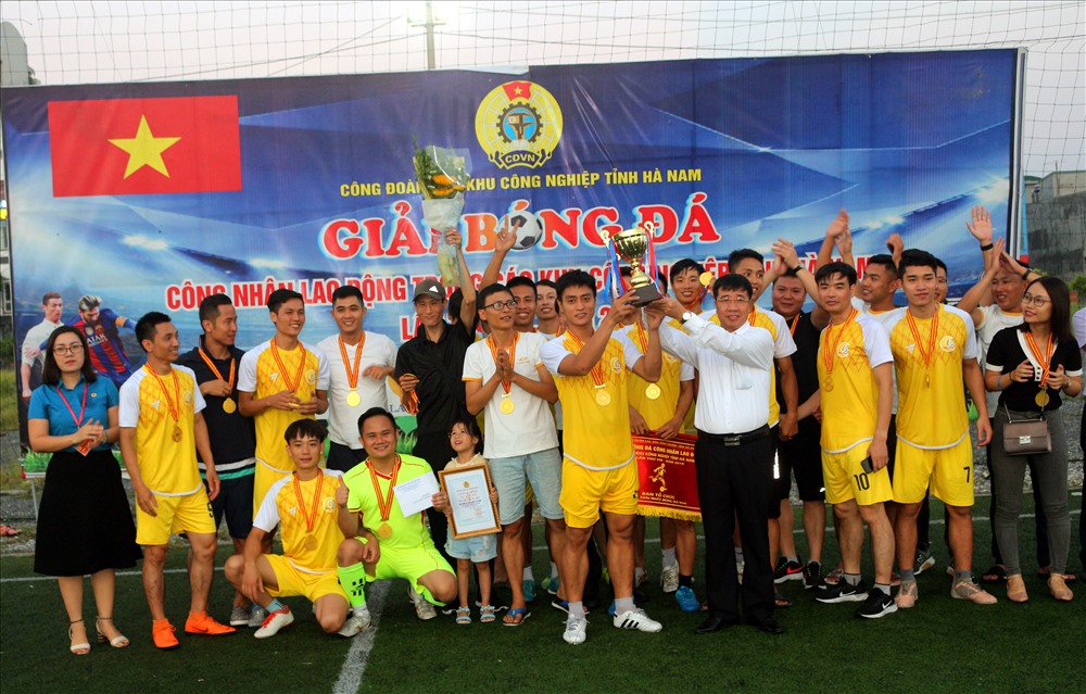 Đồng chí Trịnh Văn Bừng- Chủ tịch Liên đoàn Lao động tỉnh chúc mừng đội vô địch bóng đá nam.