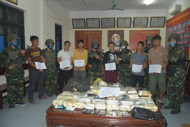 Các đối tượng và tang vật chuyên án ma túy mà Bộ đội Biên phòng Hà Tĩnh phối hợp phá thành công ngày 4.10 tại xã Sơn Kim 1, huyện Hương Sơn.