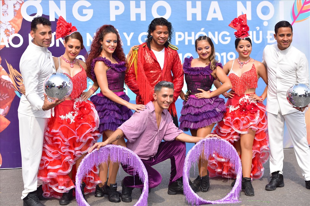 Nhiều tiết mục của các nghệ sĩ quốc tế thu hút người dân trong Lễ hội Carnival đường phố tổ chức tại Hà Nội vằ qua. Ảnh: BTC.