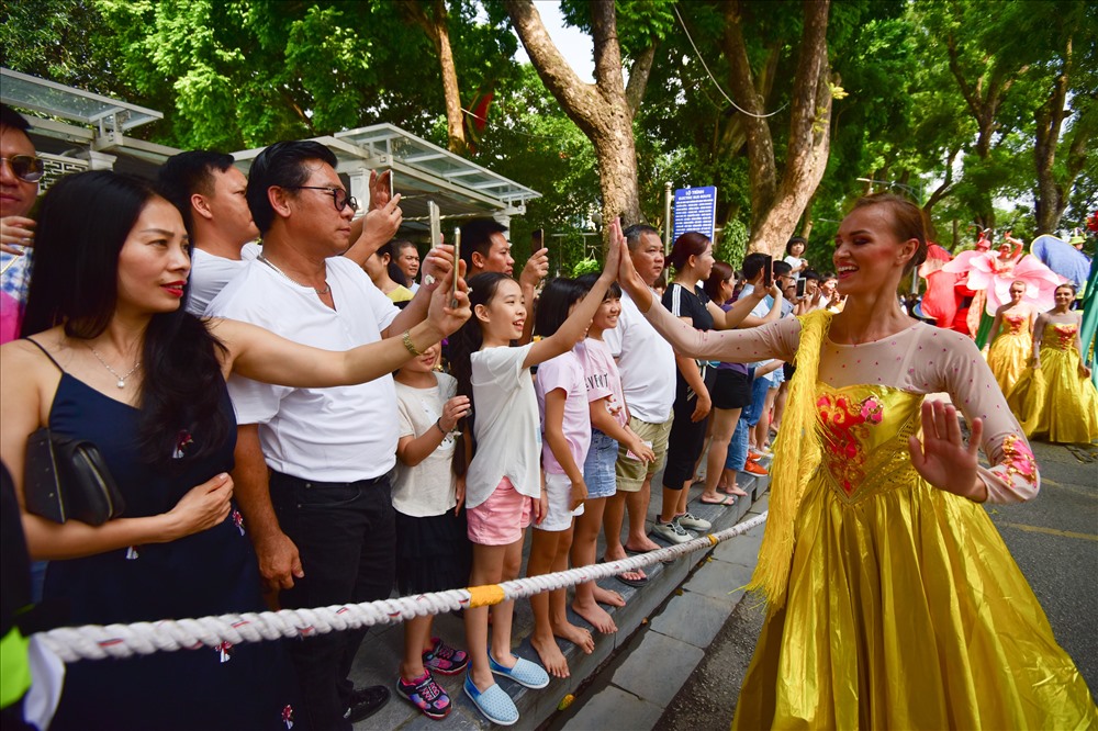 Các nghệ sĩ nhiệt tình giao lưu với khán giả.
