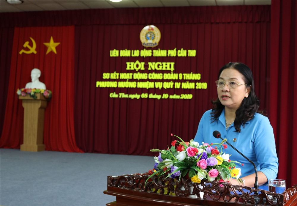 Bà HUỳnh Thị Hiền - Phó Chủ tịch thường trực LĐLĐ TP Cần Thơ báo cáo hoạt động công đoàn TP.Cần Thơ 9 tháng năm 2019. Ảnh: Thành Nhân