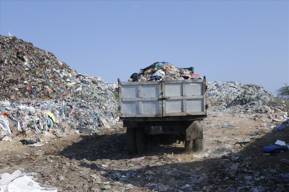 Trước tình trạng bãi rác đang quá tải thì các xe vận chuyển rác vẫn liên tục vận chuyển hàng tấn rác thải về đây tập kết. Ảnh: Thanh Chung