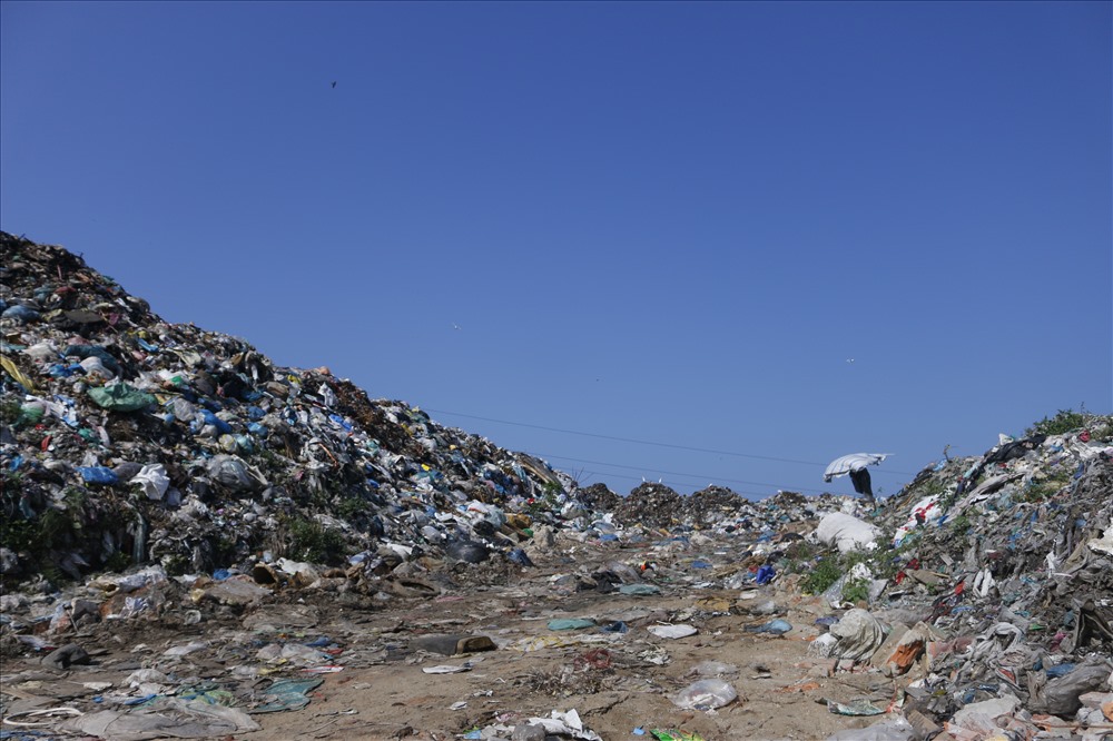 Theo người dân địa phương, bãi tập kết và thu gom rác thải của toàn thành phố với lượng rác trung bình 100 tấn/ngày gây tình trạng ùn ứ, chất thành “núi“. Ảnh: Thanh Chung