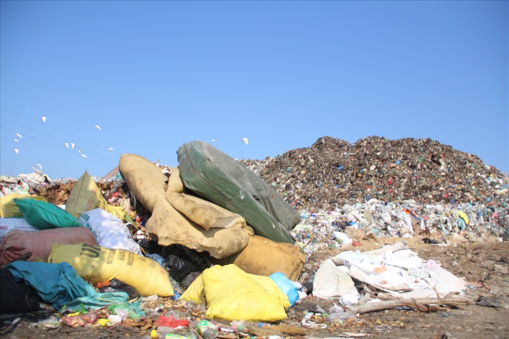 Ông Nguyễn Văn Dũng (một người dân sinh sống lân cận bãi rác) cho hay, từ năm 2000, khi tất cả rác thải của người dân toàn thành phố đều đưa về đây bắt đầu gây ô nhiễm cho các khu dân cư lân cận.