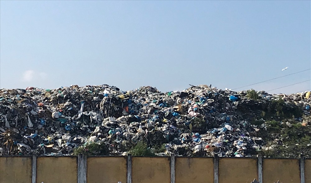 Theo thống kê của UBND TP.Hội An, tính đến thời điểm cuối tháng 9, đầu tháng 10, “núi” rác thải ứ đọng tại bãi rác Cẩm Hà đã lên đến 272.852 tấn.  Ảnh: Thanh Chung