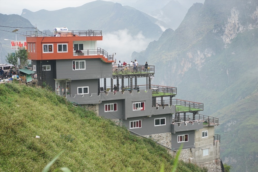 Nhà nghỉ Mã Pì Lèng Panorama gồm 7 tầng với kết cấu bê tông cốt thép, được xây trên đèo Mã Pì Lèng từ năm 2018. Ảnh: Cường Ngô-Đăng Huỳnh.