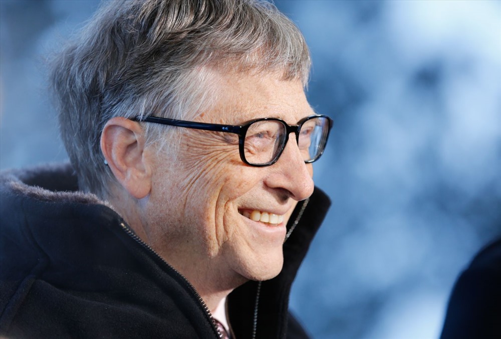 Bill Gates khẳng định không chọn cách “phòng thủ” theo kiểu giữ phần lớn tiền mặt mà thứ ông yêu thích là cổ phiếu. Theo số liệu của Bloomberg, Gates hiện sở hữu khoảng 60 tỉ USD cổ phiếu, chiếm 60% tài sản của ông. Đến nay, tỉ phú Bill Gates nắm trong tay khối tài sản 104,4 tỉ USD. Ảnh: CNBC