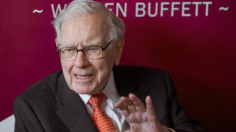 Ở tuổi 89, Buffett nắm trong tay 81,2 tỉ USD và điều hành đế chế Berkshire Hathaway, tập đoàn đầu tư sở hữu hơn 60 công ty. Ảnh: AP