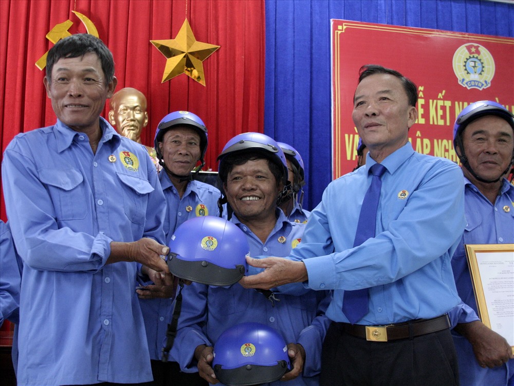 Lãnh đạo LĐLĐ thị xã Ninh Hòa trao đồng phục nhận diện cho đoàn viên nghiệp đoàn. Ảnh: P.Linh