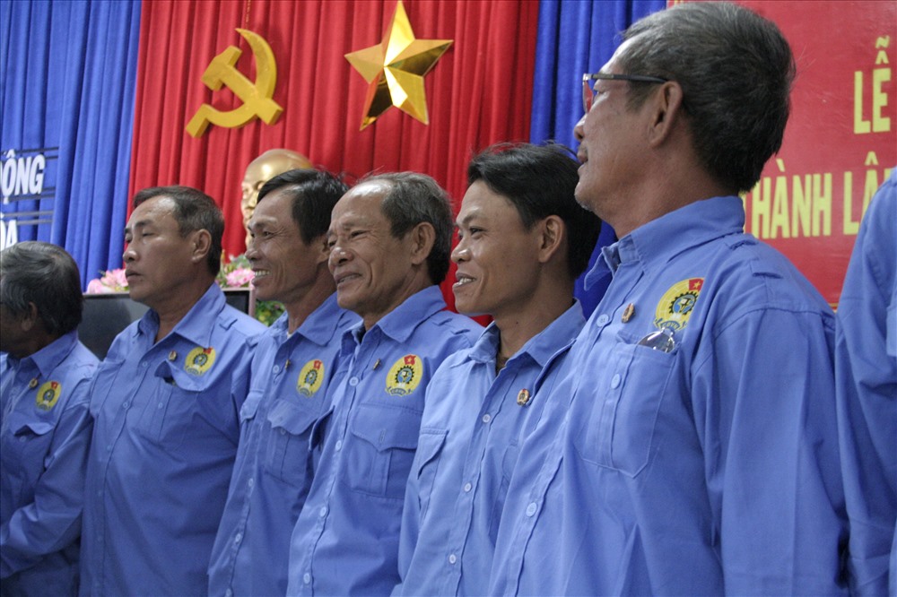 Niềm vui của 20 đoàn viên đầu tiên nghiệp đoàn xe ôm Ninh Hòa được kết nạp vào tổ chức công đoàn. Ảnh: P.L