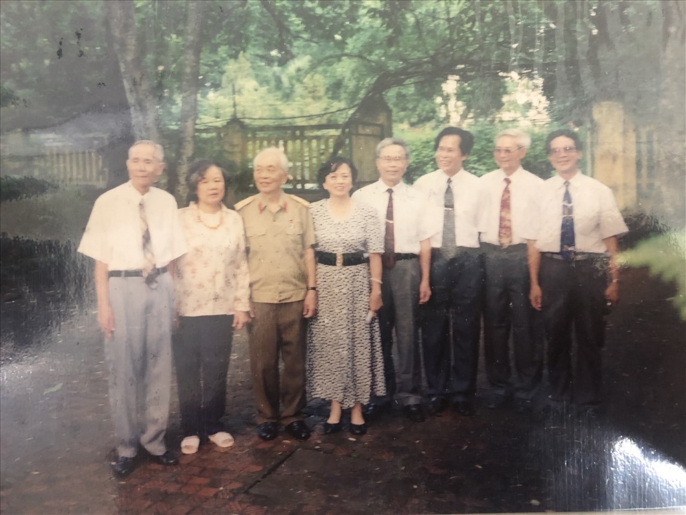 Từ trái sang phải, anh em ông Cương, Hoàng Thúc Cảnh, Hoàng Thúc Cẩn, Hoàng Thúc Tấn, Hoàng Thúc Tuệ, Hoàng Quý Thân chụp ảnh cùng gia đình Đại tướng Võ Nguyên Giáp năm 1996. Ảnh: Gia đình cung cấp.