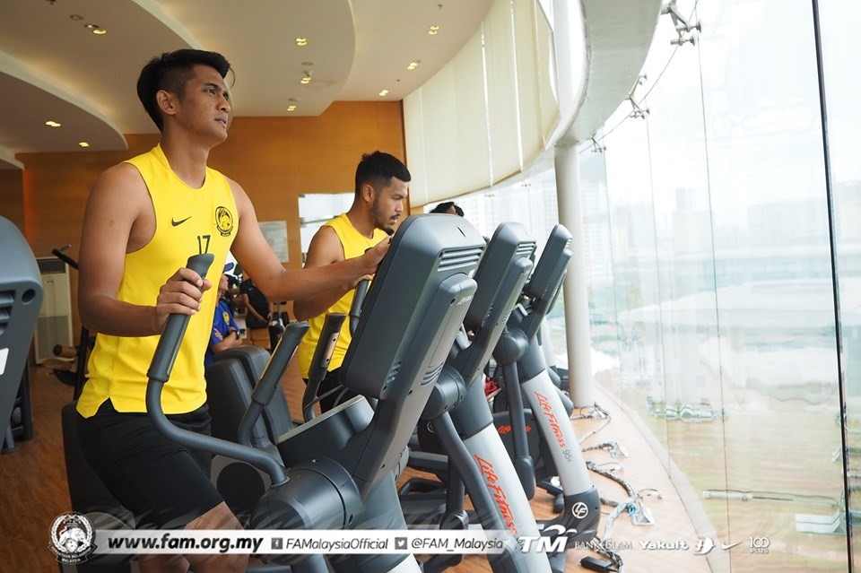 Các cầu thủ Malaysia tập trong phòng gym. Ảnh: FAM