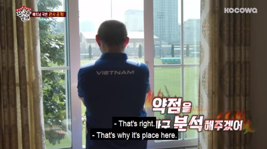 HLV Park Hang-seo có thể bắt bài đối thủ từ cửa sổ nhà mình. Ảnh chụp từ video