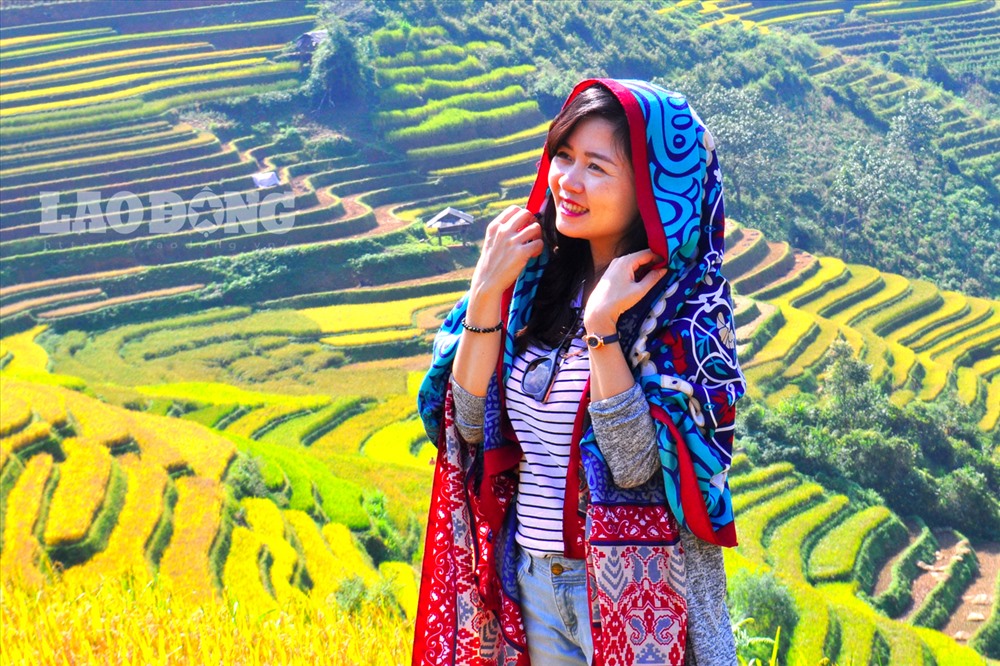 Nữ du khách ngẩn ngơ trước vẻ đẹp mê hồn của những cánh động ruộng lúa bậc thang nằm cheo leo trên các sườn đồi.