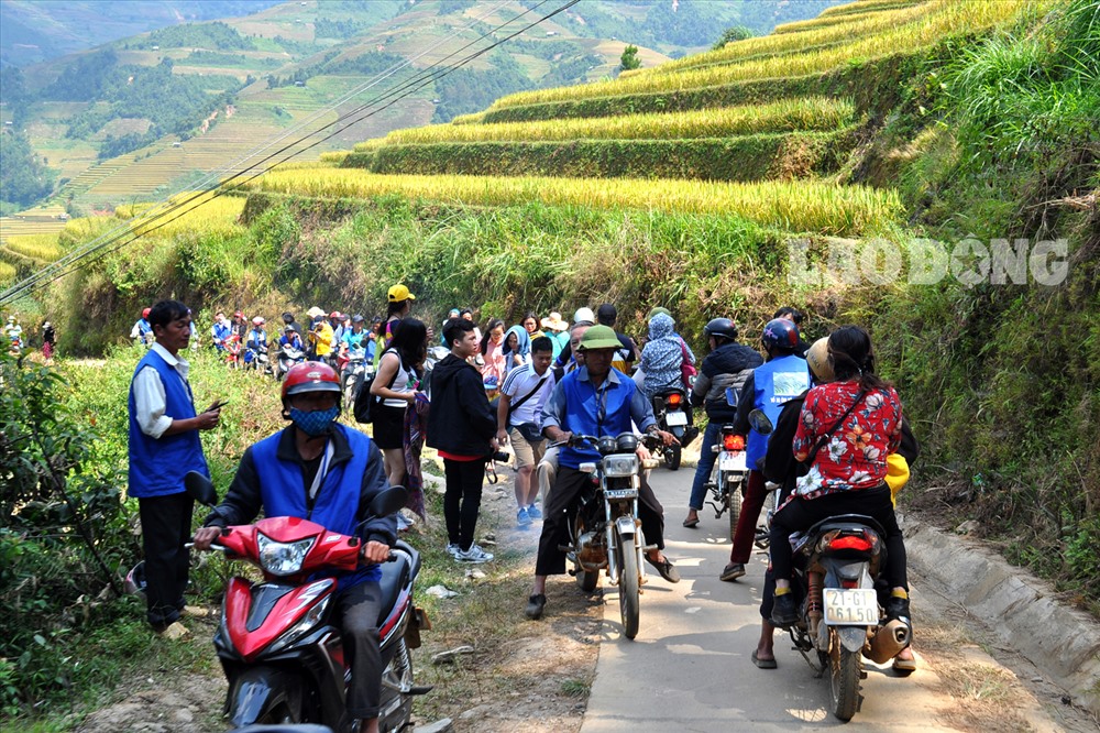 Từ thủ đô Hà Nội, du khách đi theo quốc lộ 32 khoảng 280km là đến huyện vùng cao Mù Cang Chải - tỉnh Yên Bái, giáp với huyện Văn Bàn (Lào Cai) một phần giáp với huyện Than Uyên (Lai Châu).