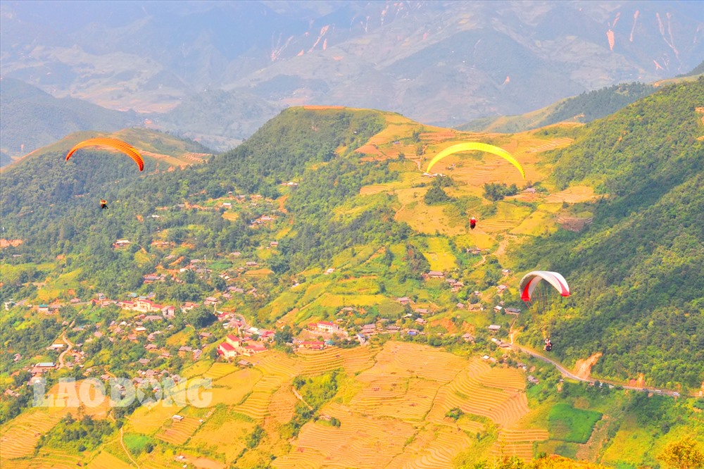 Trên cùng tuyến đường, du khách còn được chiêm ngưỡng đèo Khau Phạ có độ dài trên 32 km, với độ cao 2.100m. Khau Phạ - theo tiếng gọi của người Thái có nghĩa là “sừng trời”, nơi giao hòa giữa trời đất. Nơi đây, có thể thỏa thích ngắm cánh đồng lúa bậc thang và cảnh sắc tuyệt mĩ của núi rừng Tây Bắc.